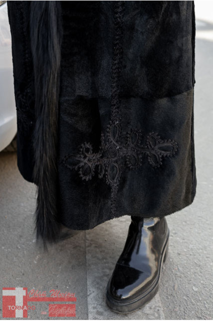 Шуба из мутона(овчина) с воротником з єнота B-57